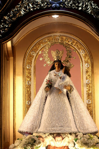 a statue of a woman in a white dress