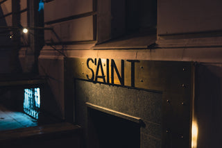 a sign that reads saint on a wall