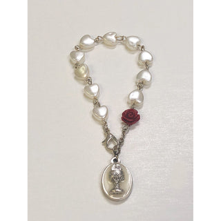 4-pack - Heart Shaped Bracelet With Imitation Fresh Water Pearls And White Enameled Chalice Medal